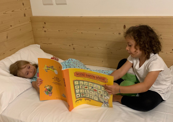 bambine che leggono un libro