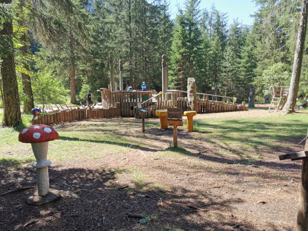 parco giochi in legno con pannelli didattici sul mondo del bosco