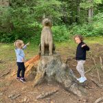 scultura lignea a forma di lupo con bambine