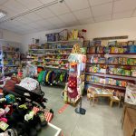 interno di negozio con libri e giochi per bambini