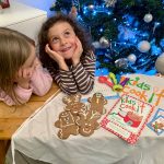 bambine sedute al tavolo con biscotti decorati