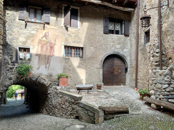 borgo medievale con case in pietra