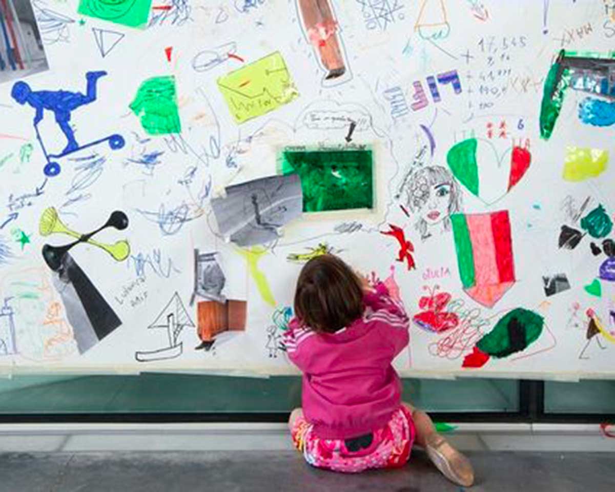 bambina disegna sul muro